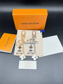 Louis Vuitton LV four-leaf clover and Eiffel Tower bag keychain-3840  